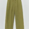 In het geheel geverfde linnen broek met wijde pijpen
