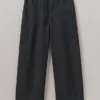 In het geheel geverfde linnen broek met wijde pijpen