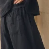 In het geheel geverfde linnen broek met wijde pijpen