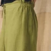 In het geheel geverfde linnen broek met wijde pijpen